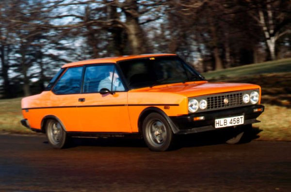 Още едно бижу от Fiat, което в Европа беше известно като Racing, а на други места - под името Mirafiori Sport.
Неговата специално изработена решетка включваше четири фара (външните по-големи), спойлери отпред и отзад плюс задължителни разширения на калниците.
2,0-литровият двигател с двоен разпределителен вал идва от модела Supermirafiori, съчетан със същата петстепенна скоростна кутия с къси предавателни числа. Sport може да постигне максимална скорост от 180 км в час.